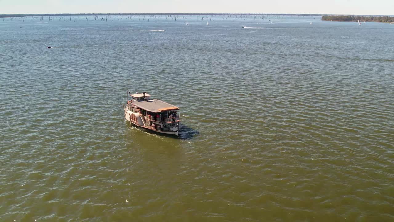 el vapor de remos cumberoona y embarcaciones de recreo más pequeñas en el lago mulwala, nsw, australia