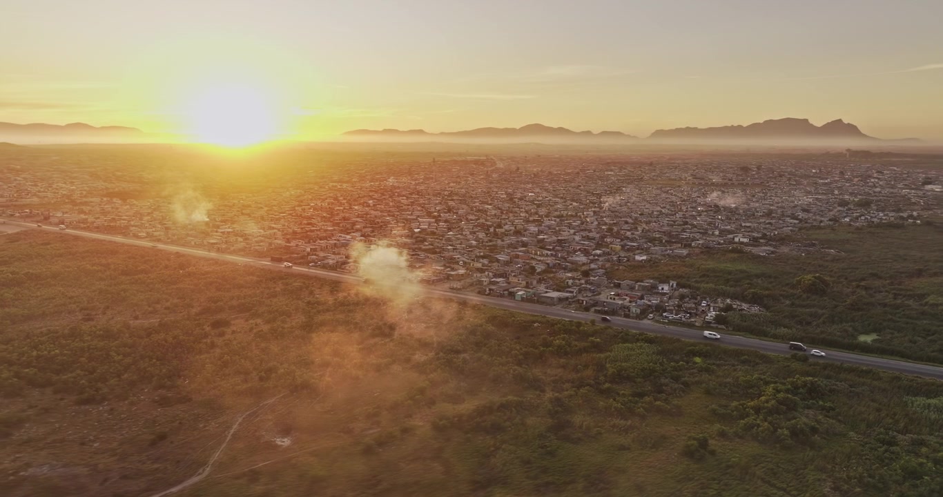 Cape Town South Africa Aerial v113 solnedgangs-overflyvning over Macassar og Baden Powell Drive mod tæt bebyggelse i Khayelitsha township og bjerge - Optaget med Mavic 3 Pro Cine - 11. januar 2024