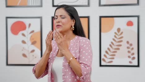 actriz india moderna saludando a los fans