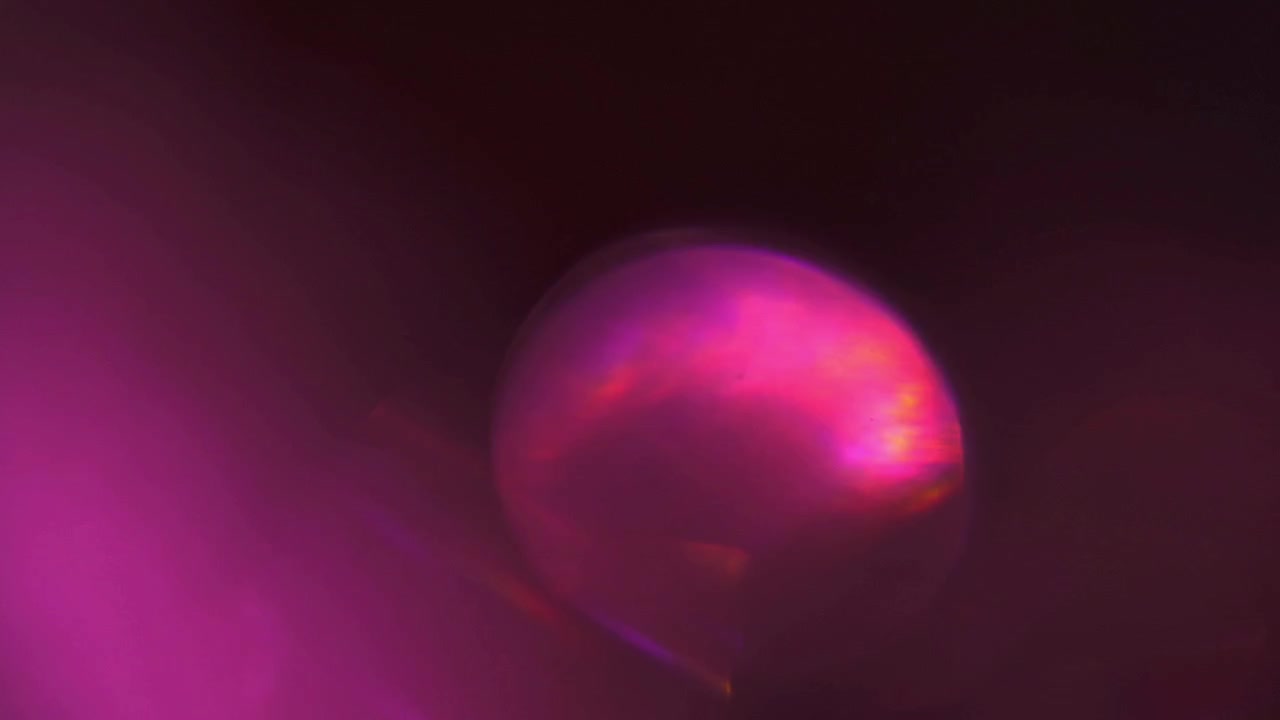 Sfondo astratto rosa e rosso con perdite di luce ed effetto bokeh