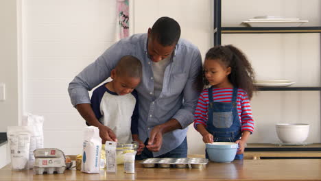 Padre-E-Hijos-Horneando-Pasteles-Juntos-En-La-Cocina