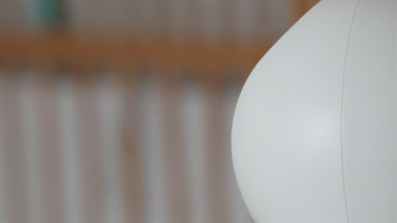 rotación horizontal de la cámara de seguridad doméstica, primer plano extremo