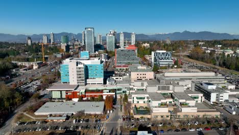 vista aérea del hospital conmemorativo de surrey en la ciudad de surrey en canadá - disparo de drones