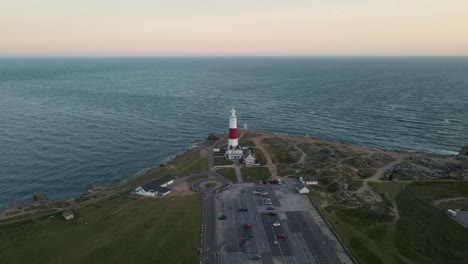 4K-Aufnahmen-Einer-Drohne,-Die-Langsam-Auf-Die-Lightouse-Der-Portland-Bill-Zufliegt,-Eine-Insel-In-Dorset,-England,-Und-Dann-Während-Des-Sonnenuntergangs-Darüber-Hinwegfliegt