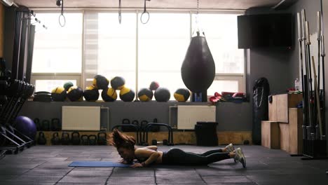 Sportive-brunette-girl-in-her-20's-doing-the-best-fat-burning-set-of-exercises,-juming-up-high-and-then-getting-down-in-plank.