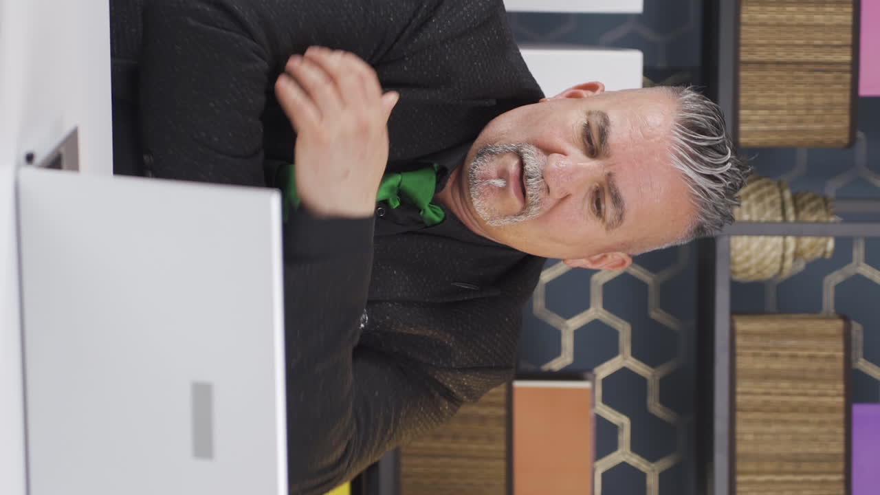 video vertical de un hombre de negocios con dificultad para respirar.