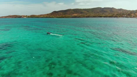 vista de pájaro de una lancha rápida que se dirige a la isla caribeña carriacou