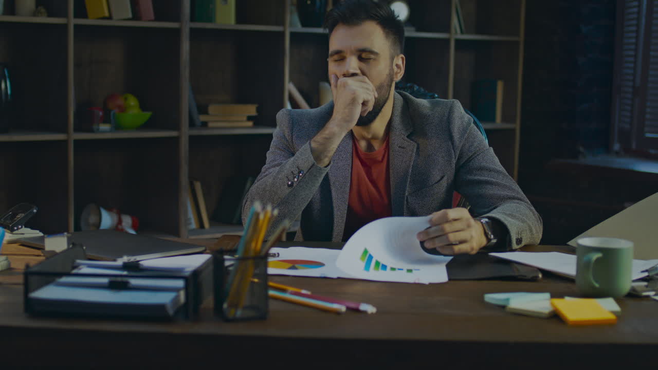 밤에 사무실에서 데이터 분석을 하는 비정상적인 사업가