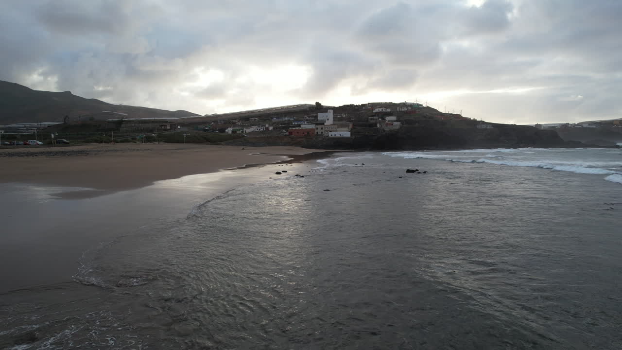 снимок с воздуха над пляжем бока-барранко во время заката, в городе гальдар, остров гран-канария