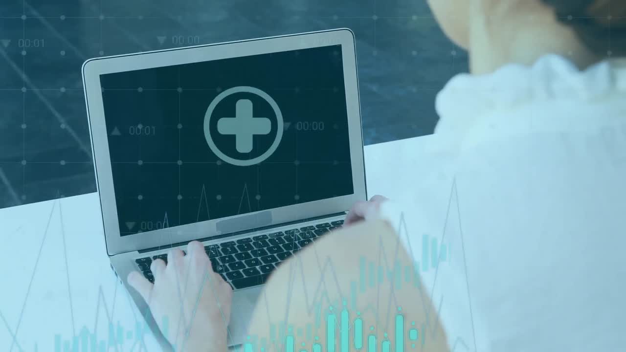 animación del procesamiento de datos sobre una mujer caucásica usando una computadora portátil