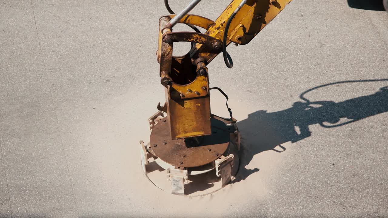 máquina de construcción especial para la cubierta de alcantarillado perfora agujeros en la carretera de asfalto