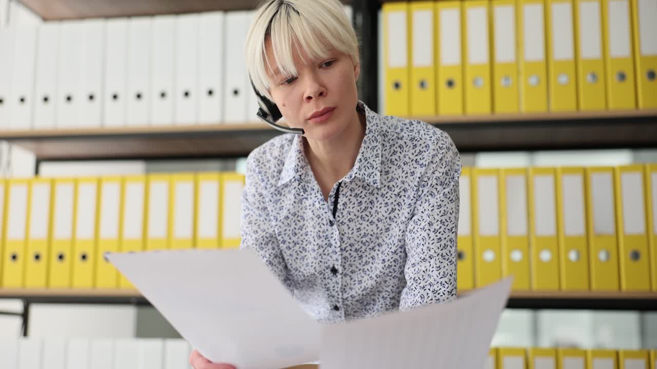 사무실에서 일하는 여성