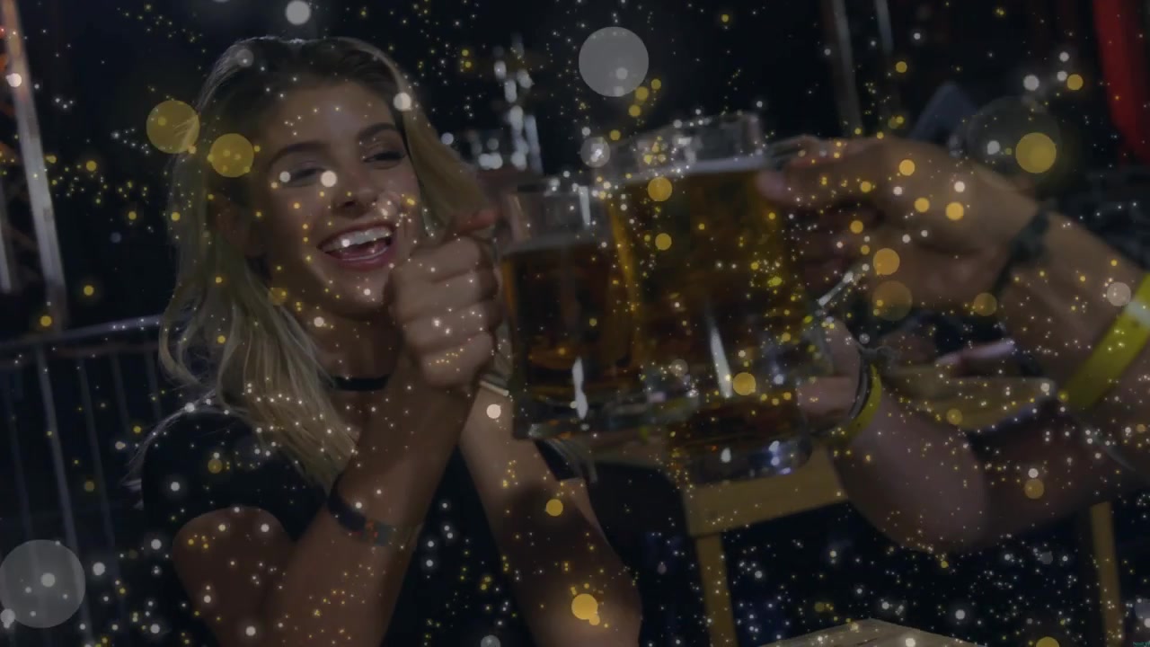 Lächelnde Frau stößt in Bar mit Bechern an, gelbes Armband als Angebot, beginnt einen Toast, goldener Bokeh-Effekt.