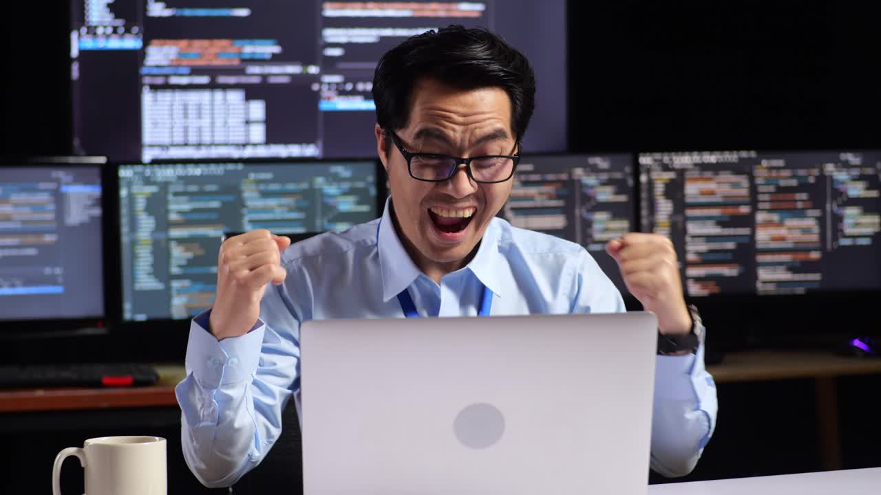 programador emocionado celebrando el éxito