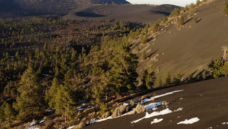 drone volando a lo largo de la ladera de la montaña de lava volcánica de cono de ceniza seca y estéril en la tierra