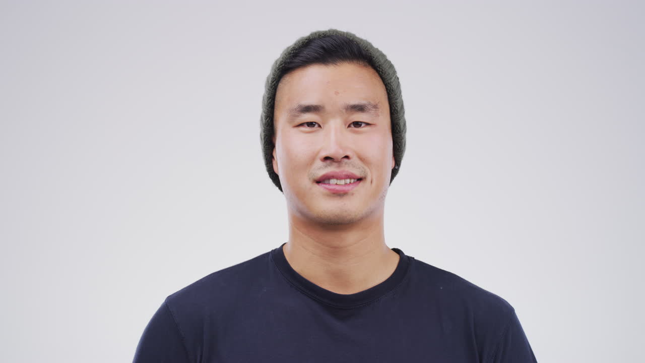 젊은이 가 입술 에 손가락 을  ⁇ 는 것