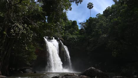 A-zoom-out-of-the-Heo-Suwat-Waterfall,-Khao-Yai-National-Park,-Thailand