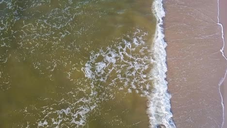 Vista-Aérea-De-Las-Olas-Del-Mar-En-La-Playa-De-Arena-Del-Mar-Báltico