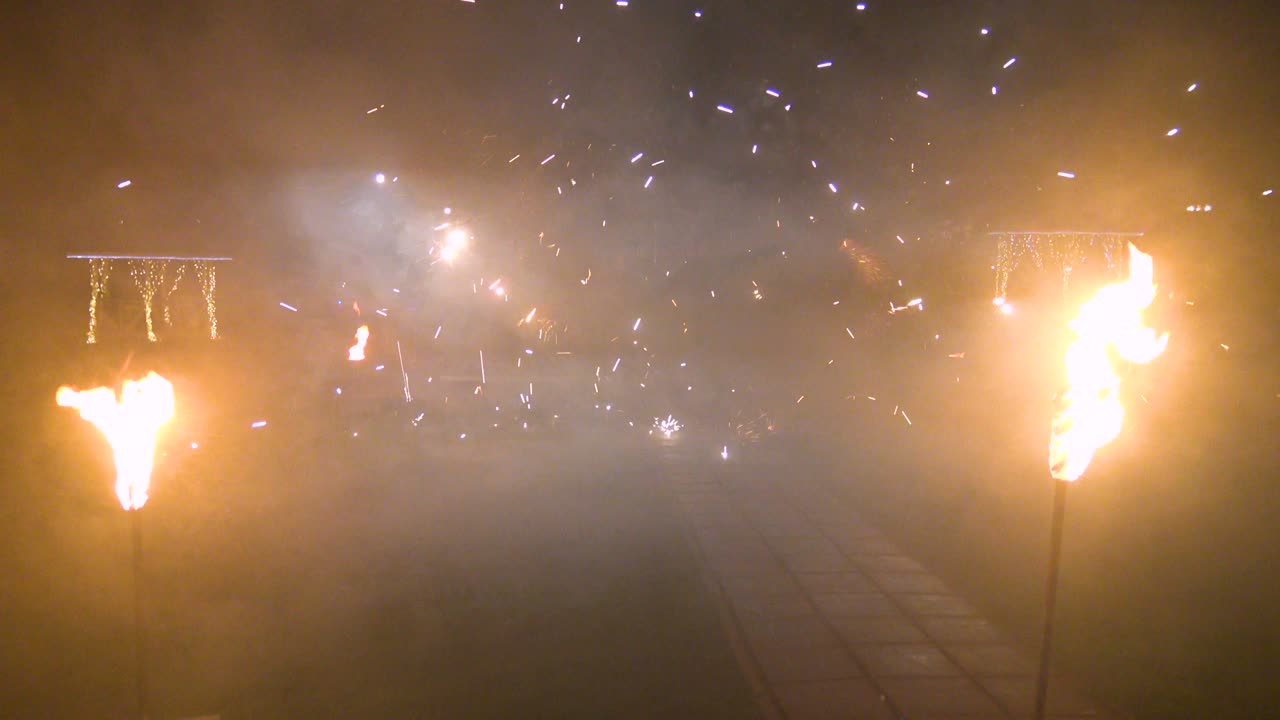 불은 밤을 보여줍니다.