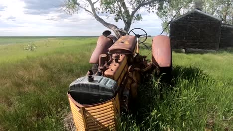 Ein-Alter-Rostiger-Traktor-Auf-Einem-Feld-Auf-Einem-Bauernhof-Auf-Dem-Land-An-Einem-Sonnigen-Tag