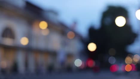 imágenes borrosas de la luz de la calle y del camión que pasan por la carretera en la tarde oscura