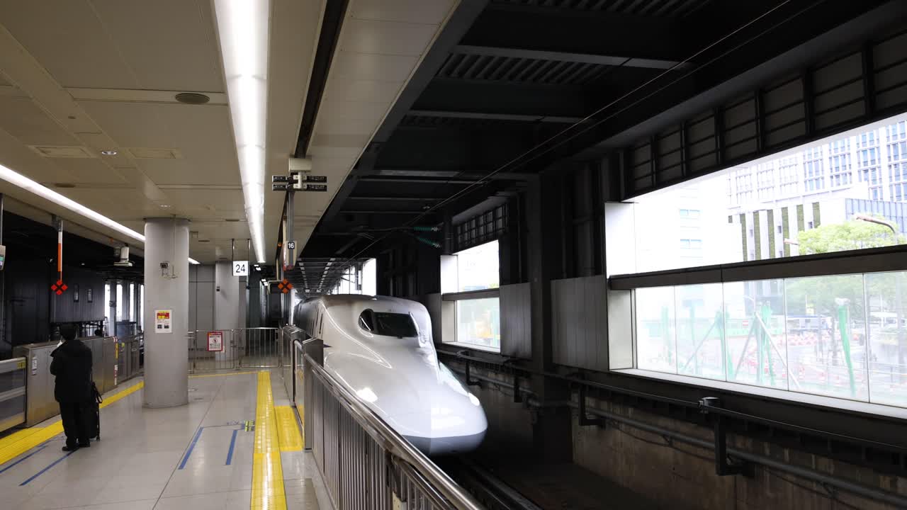 поезд прибывает на станцию и быстро отправляется.