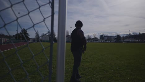 Mann-Passt-Handgelenkschlaufen-An-Und-Streckt-Die-Arme-über-Die-Brust---Starker-Athletischer,-Muskulöser-Schwarzer-Mann,-Fitness-Trainingsvorbereitung-Im-Freien-In-4k