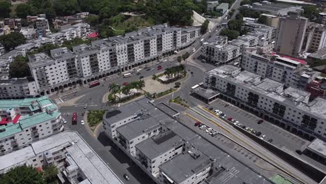 Toma-Aérea-Diurna-Sobre-Plaza-O&#39;leary,-Ubicada-En-El-Centro-De-Caracas,-Venezuela