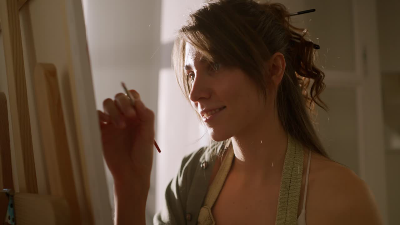 una mujer pintando un cuadro.