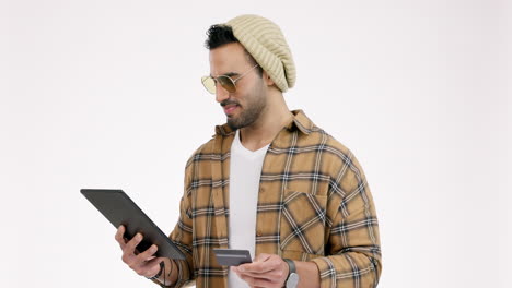 hombre feliz, tableta y tarjeta de crédito en línea