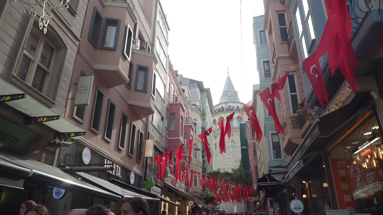 발과 건물이 있는 이스탄불의 은 거리