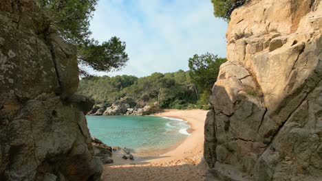 Sea-Testigo-Del-Esplendor-De-La-Costa-De-Lloret-De-Mar-A-Través-De-Fotografías-Aéreas,-Mostrando-Las-Atractivas-Playas-Y-Los-Destinos-Exclusivos-De-Santa-Cristina-Y-Cala-Treumal.