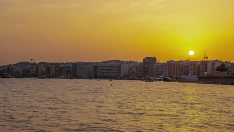 Gzira,-Malta-Und-Der-Hafen-Während-Eines-Goldenen-Sonnenuntergangs---Zeitraffer