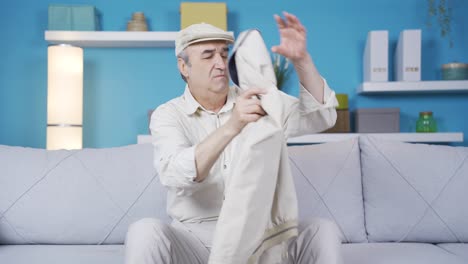el anciano que tiene un ataque al corazón se está enfermando en casa.