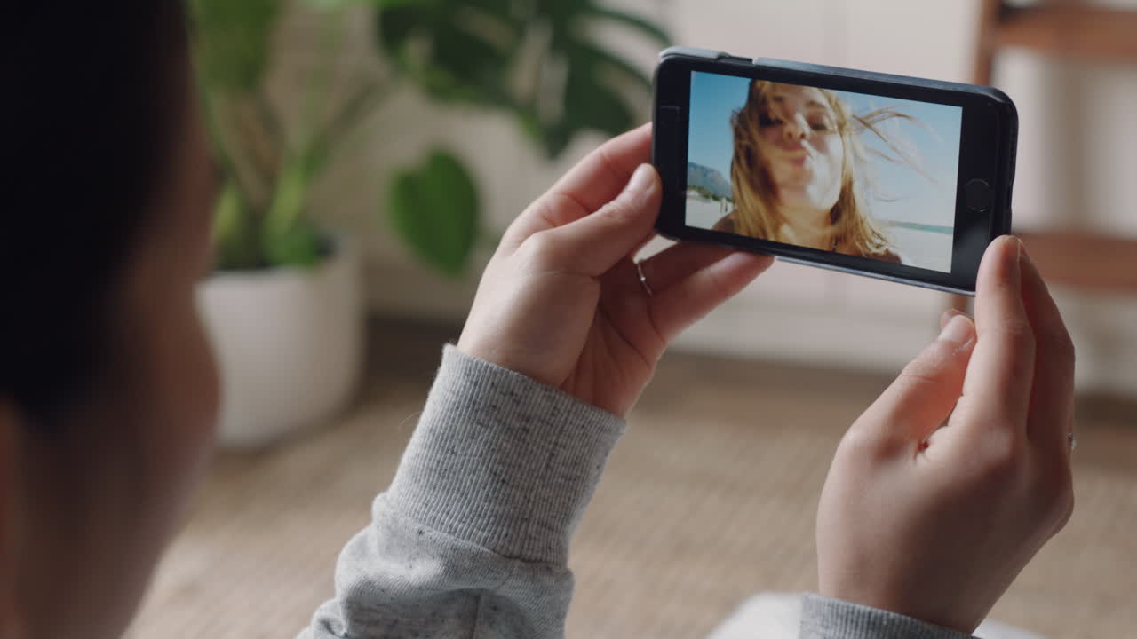 mujer joven chateando en video usando un teléfono inteligente amiga feliz en vacaciones de verano compartiendo experiencia de viaje divirtiéndose en vacaciones aventura comunicándose con el teléfono móvil