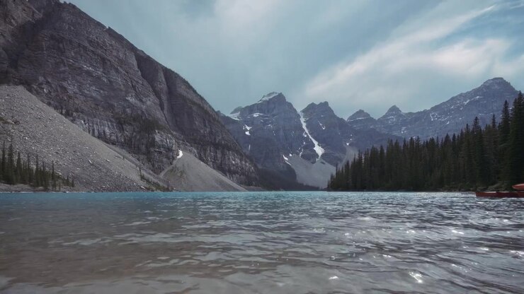 Timelapse del Lago Moraine in una giornata nuvolosa