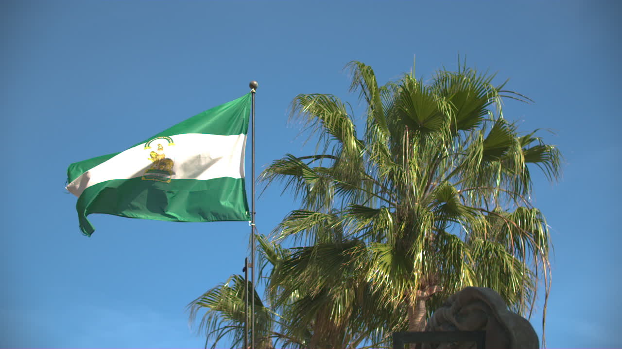 la bandera andaluza se balancea en el viento en cámara super lenta