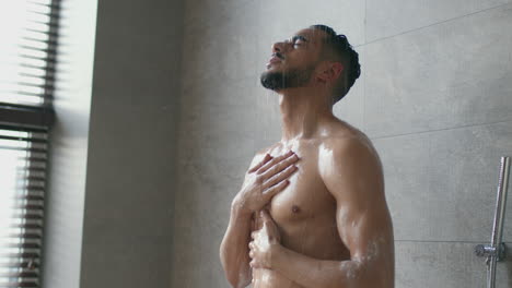hombre tomando una ducha.