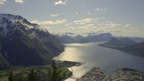 Ein-Schöner-Schwenkblick-über-Einige-Berge-Und-Fjorde