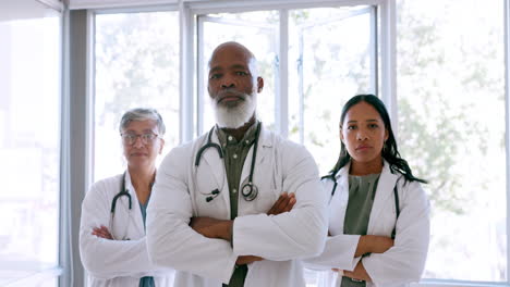 médicos, rostros de grupo o brazos cruzados en el hospital