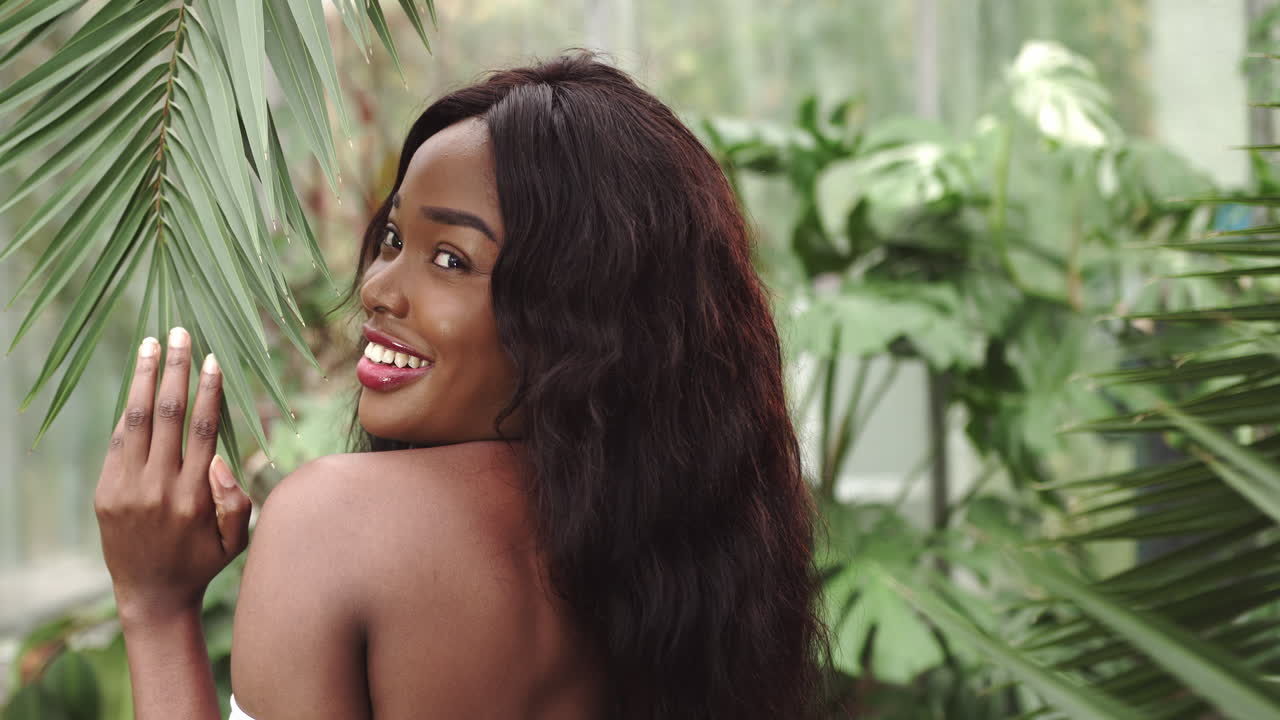 Gros plan d’une femme métisse nue, montrant un beau visage humain avec une peau noire