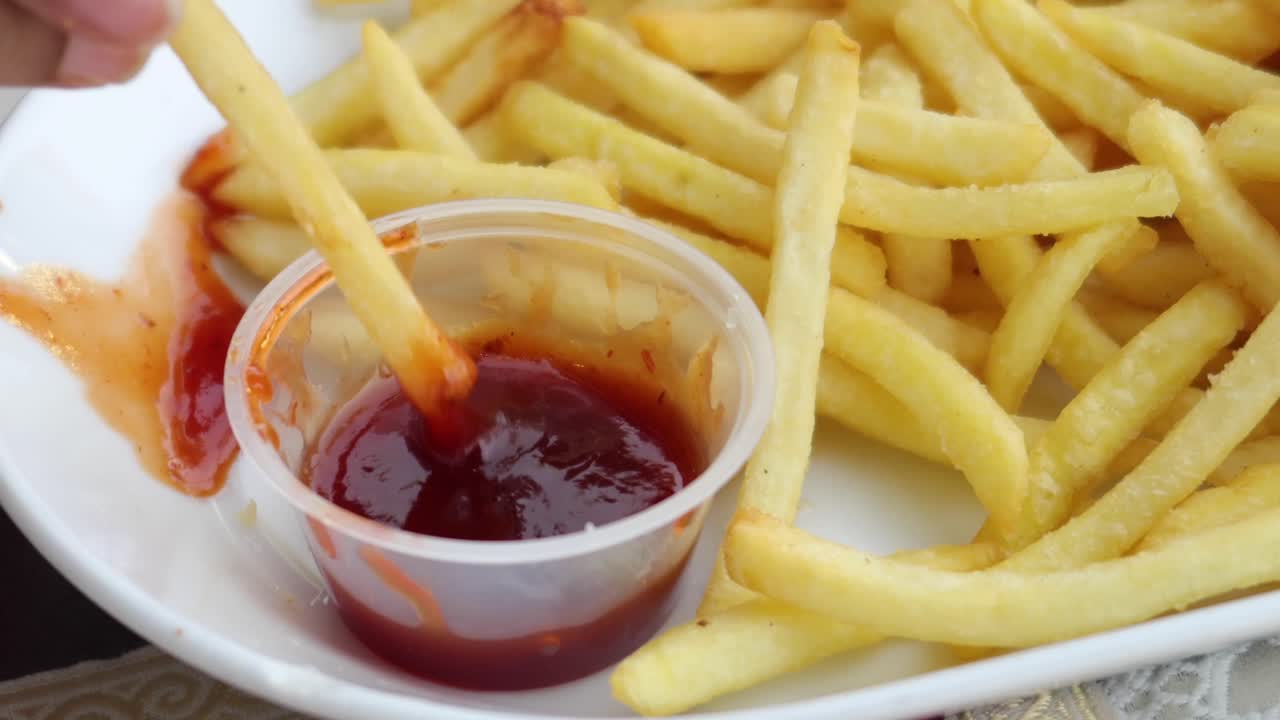 Dettaglio colpo di patatine fritte sul tavolo
