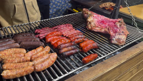 parrilla con salchichas de diferentes variedades y carne de cerdo lista para ser cocinada en la feria de alimentos al aire libre