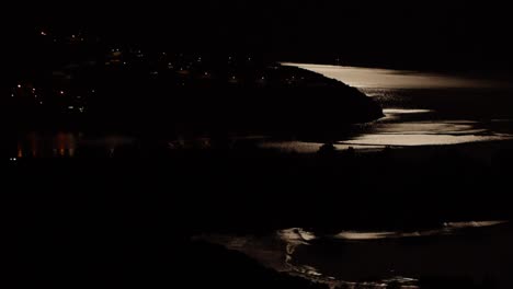 Nueva-Zelanda-Alta-Luz-De-Luna-Brillante-En-El-Lago