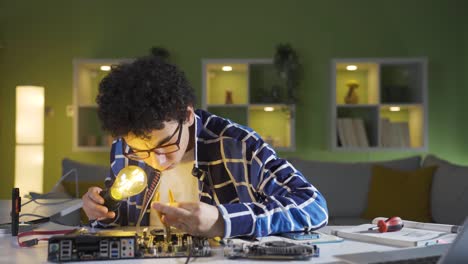 niño interesado en la tecnología y el software.