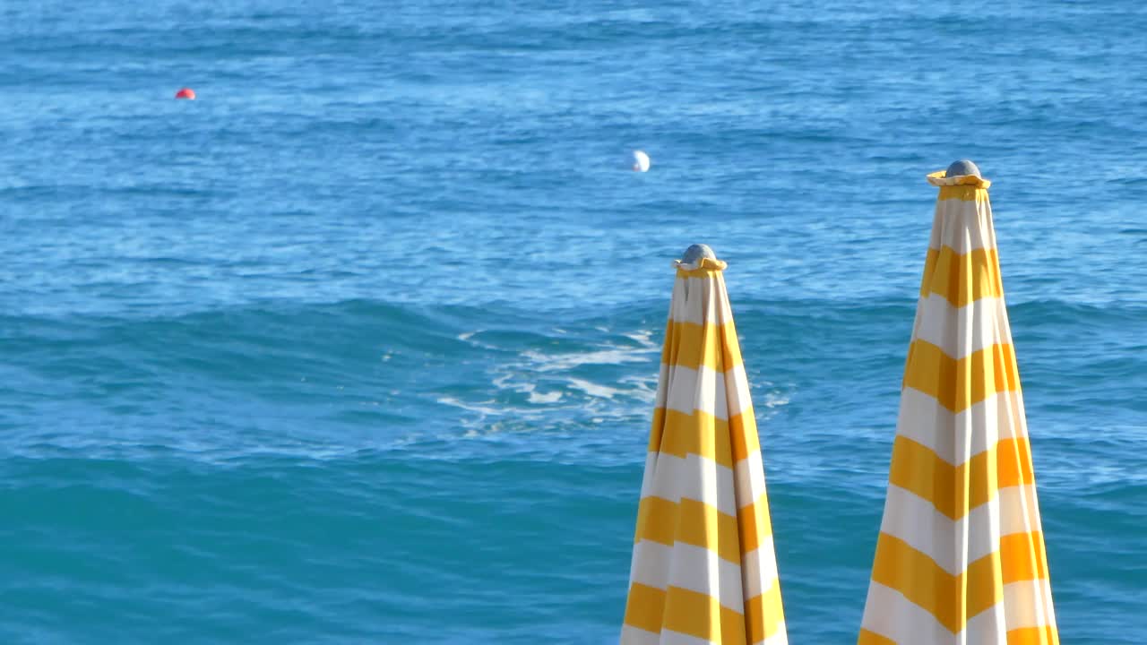primer plano de paraguas en la playa