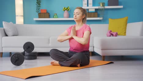 una mujer atleta meditando.