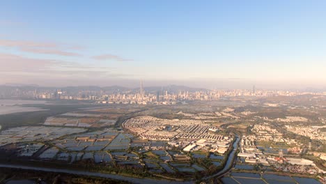 línea fronteriza de hong kong y shenzhen sobre casas rurales de hong kong con el horizonte de shenhzen en el horizonte, vista aérea