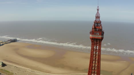 Atemberaubende-Luftaufnahmen,-Blick-Auf-Den-Blackpool-Tower-Am-Preisgekrönten-Blackpool-Beach,-Einem-Sehr-Beliebten-Touristenort-Am-Meer-In-England,-Vereinigtes-Königreich,-Großbritannien