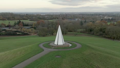 Una-Vista-Aérea-Del-Parque-Campbell-En-Milton-Keynes-Al-Amanecer,-Buckinghamshire,-Inglaterra,-Reino-Unido.